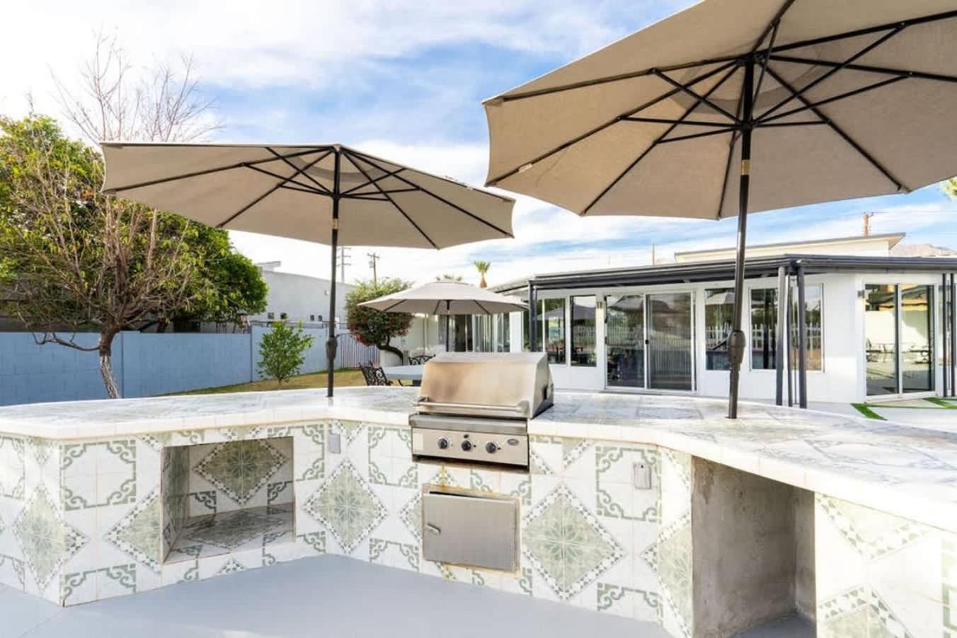 Sanctuary On The Greens - 3-villa Retreat With Pool Phoenix